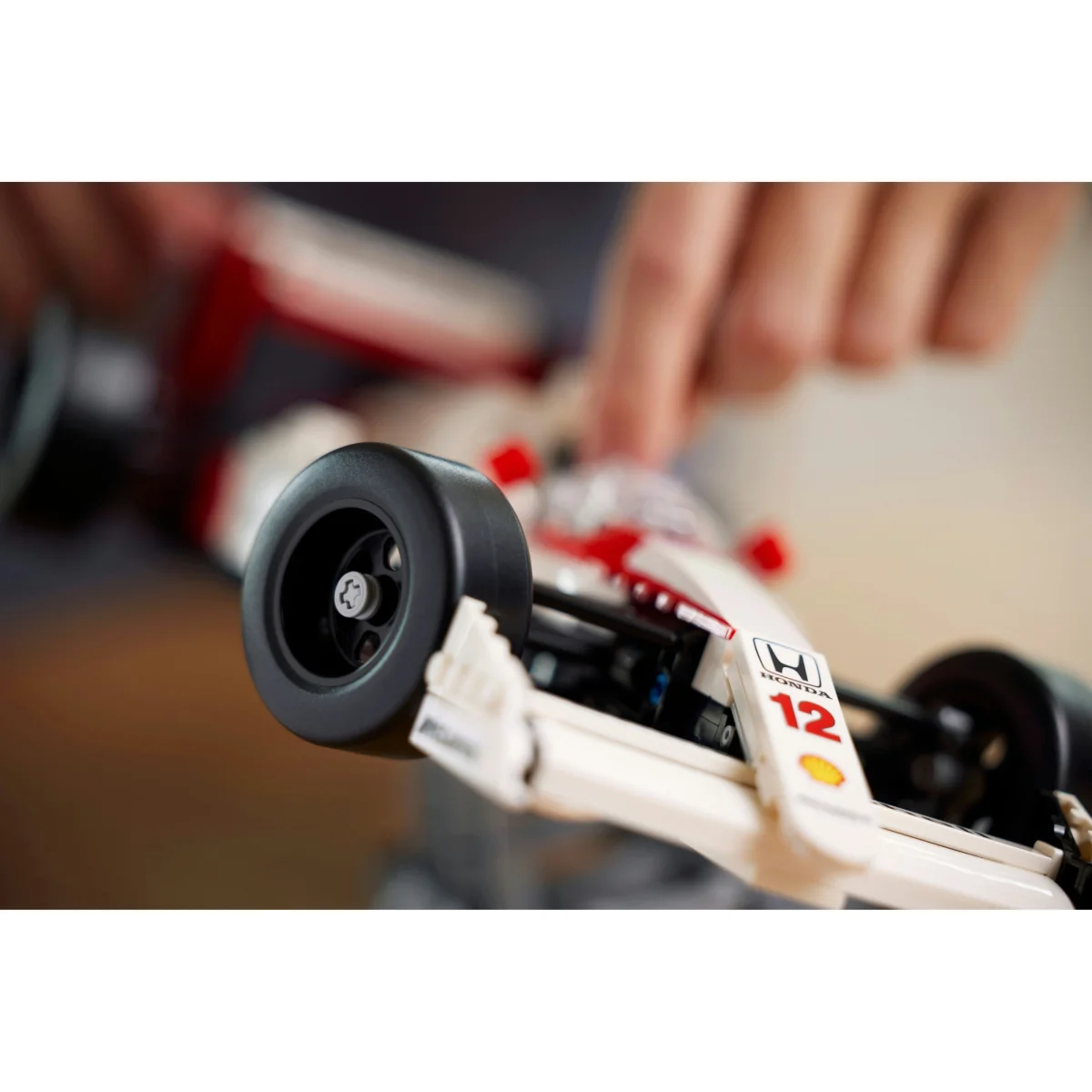LEGO® Icons McLaren MP4/4 & Ayrton Senna 10330 LEGO® Icons McLaren MP4/4 & Ayrton Senna 10330