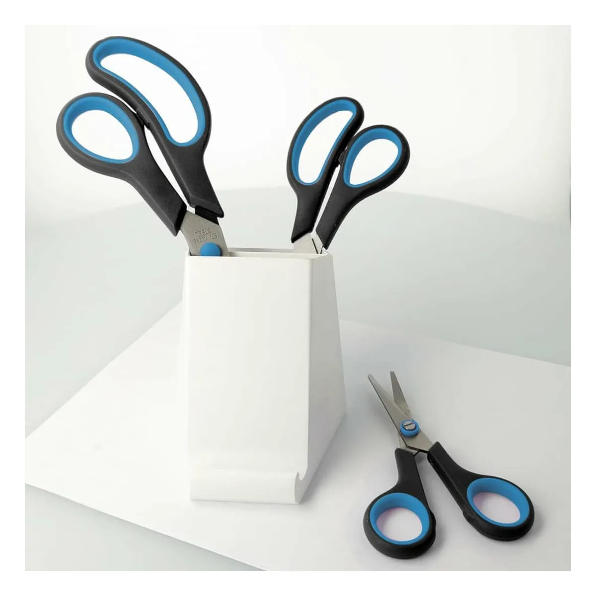 WESTCOTT Scherenset Easy Grip - rostfrei, spitz, 3tlg, blau/schwarz